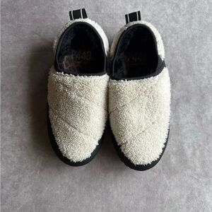 P448 Kids Cream and Black Slippers